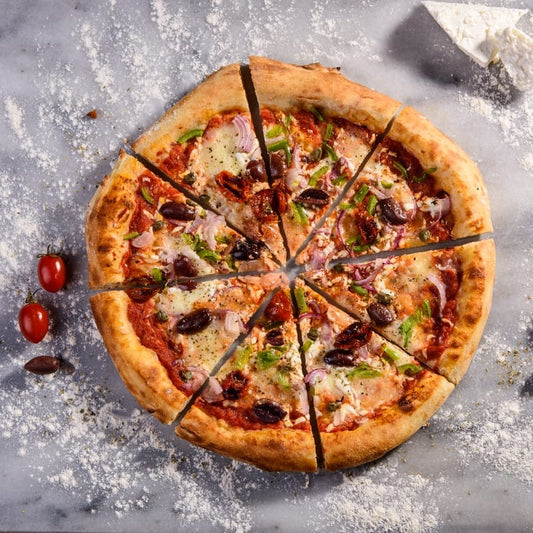 Pizza η Ελληνική: Η πίτσα - χωριάτικη σαλάτα