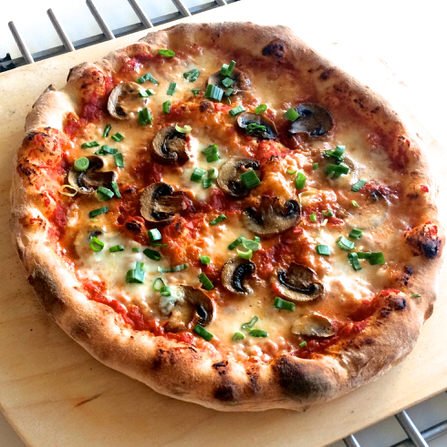 Πίτσα με μανιτάρια και φρέσκο κρεμμυδάκι - MyPizza Project