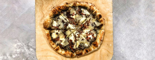 Pizza Bianca με κρέμα tartufata, bacon και φλοίδες Grana Padano! - MyPizza Project