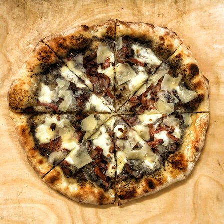 Pizza Bianca με κρέμα tartufata, bacon και φλοίδες Grana Padano! - MyPizza Project